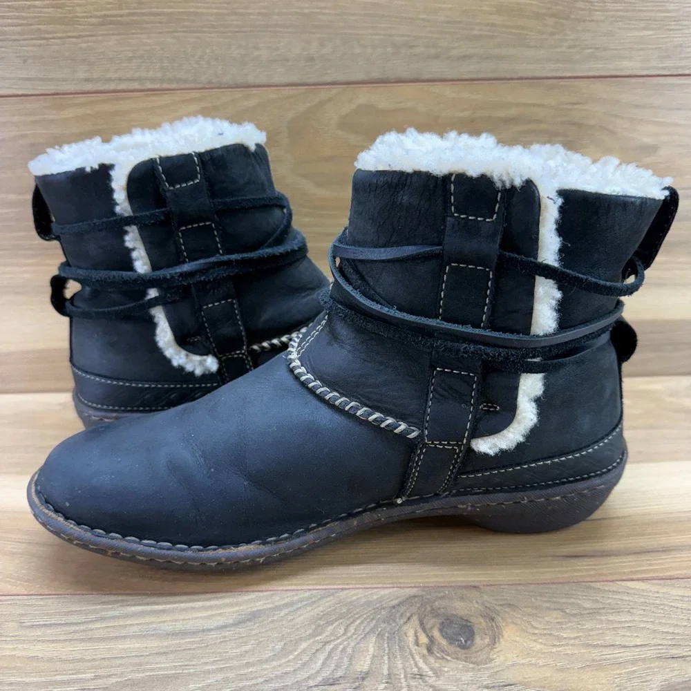 UGG Cove Ankle Boots 10 Black Leather Shearling Fur Lined Cozy Sherpa Cabin Core